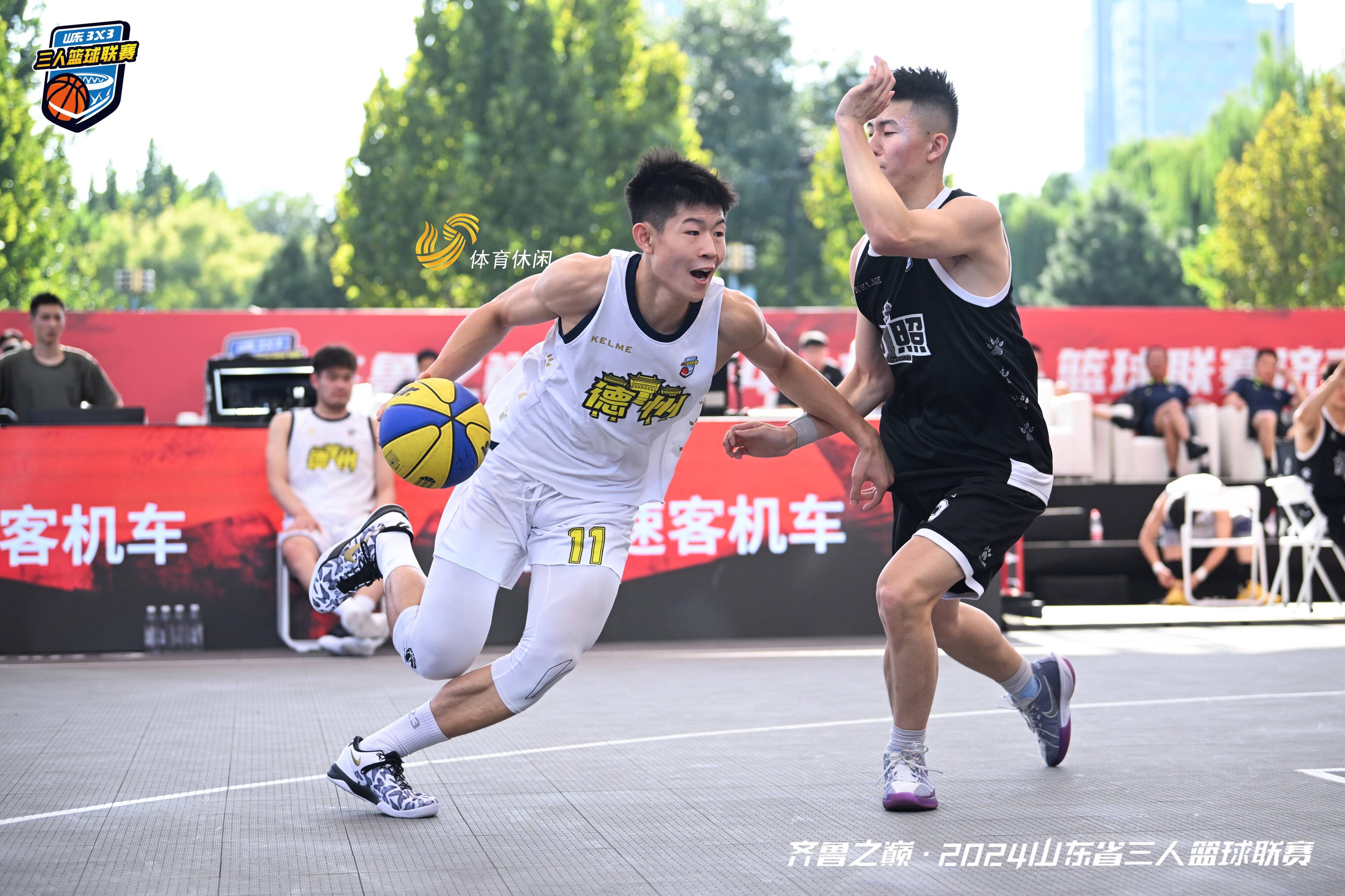 球员在篮球赛场上鏖战燃情,尽展拼搏精神 球员在篮球赛场上鏖战燃情,尽展拼搏精神